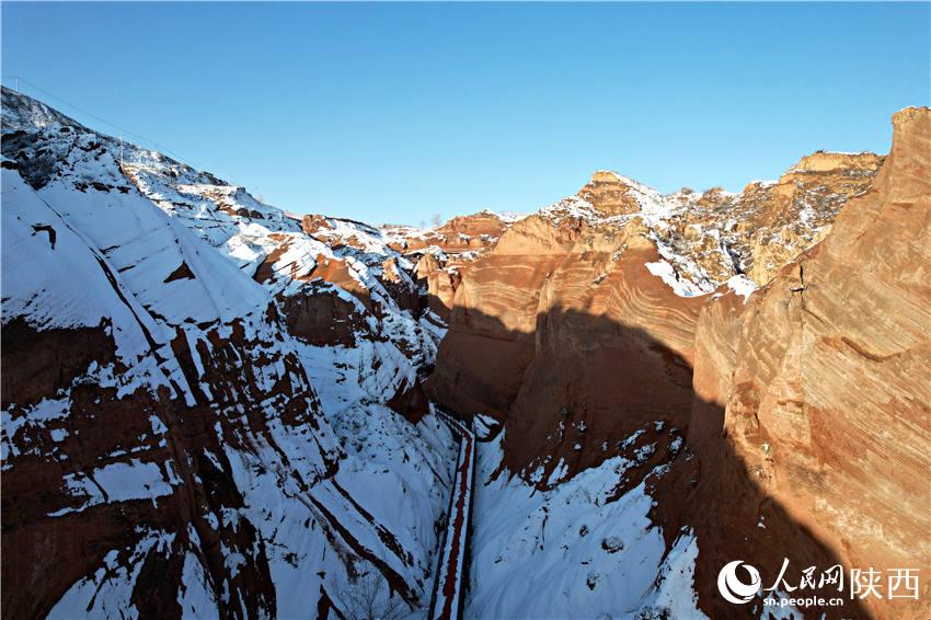 皚皚冰雪與瀲滟丹霞冰火對(duì)峙，置身景中喜不自勝。白凌燕攝