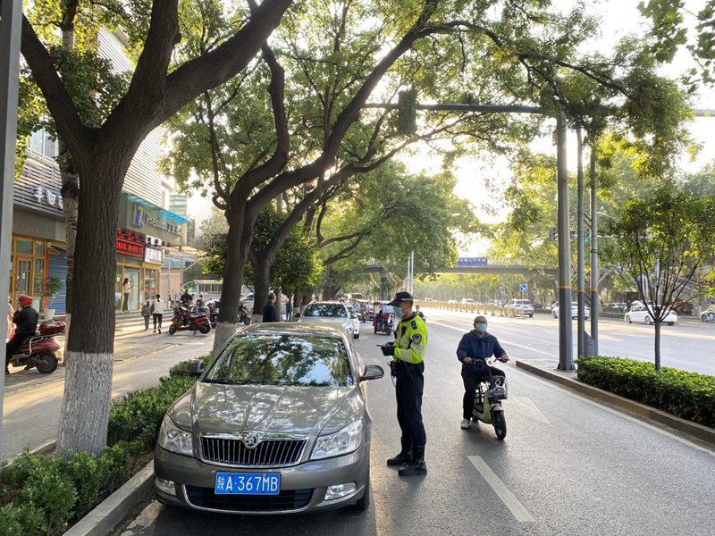 西安交警指揮中心“開學(xué)首日”指揮崗全員上崗，嚴(yán)防發(fā)生長(zhǎng)時(shí)間、大面積交通擁堵。西安市交警支隊(duì)供圖
