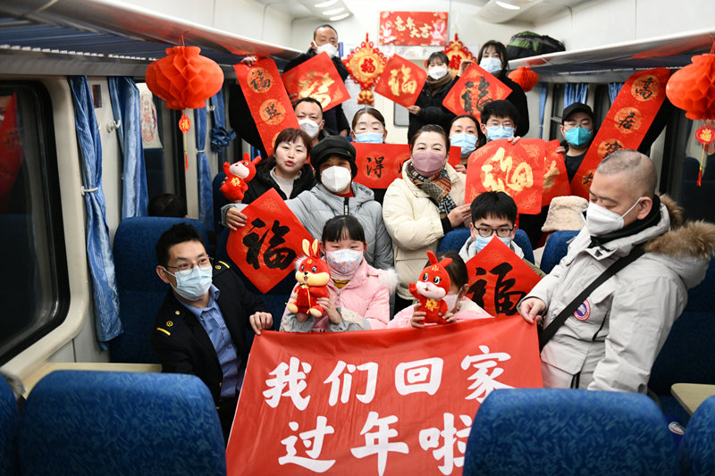 返鄉(xiāng)旅客在車廂內(nèi)合影。國(guó)鐵西安局供圖