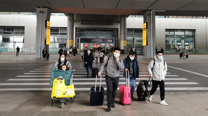 旅客有序走出機場，難掩回家的喜悅。西咸新區(qū)空港新城供圖