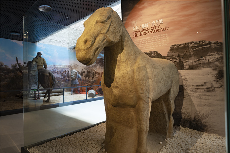 統(tǒng)萬城遺址博物館里展出的大夏石馬(復仿)