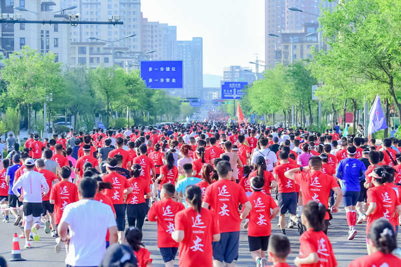 2023延安新區(qū)紅色半程馬拉松賽激情開賽。陜西體育集團(tuán)供圖