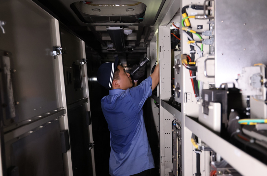 蒸籠一般的機械間，汗水浸濕了張慶華的工作服。賈智煒攝