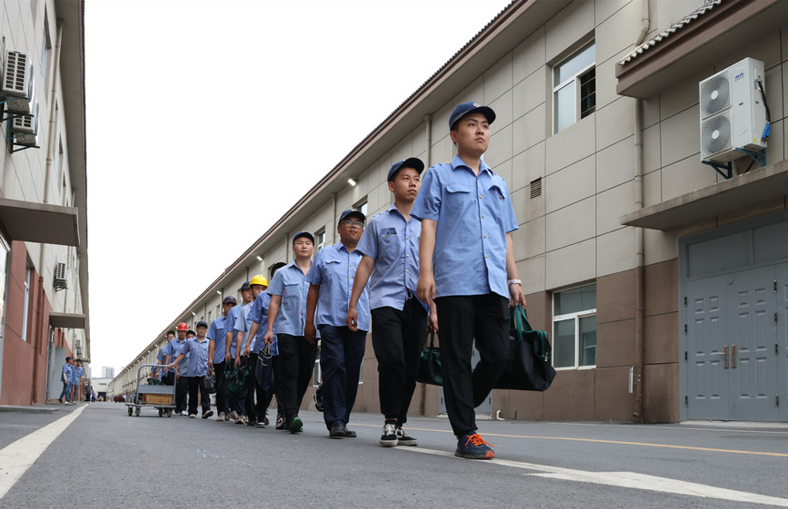 張慶華（前一）和工友們列隊(duì)前往檢車庫。賈智煒攝