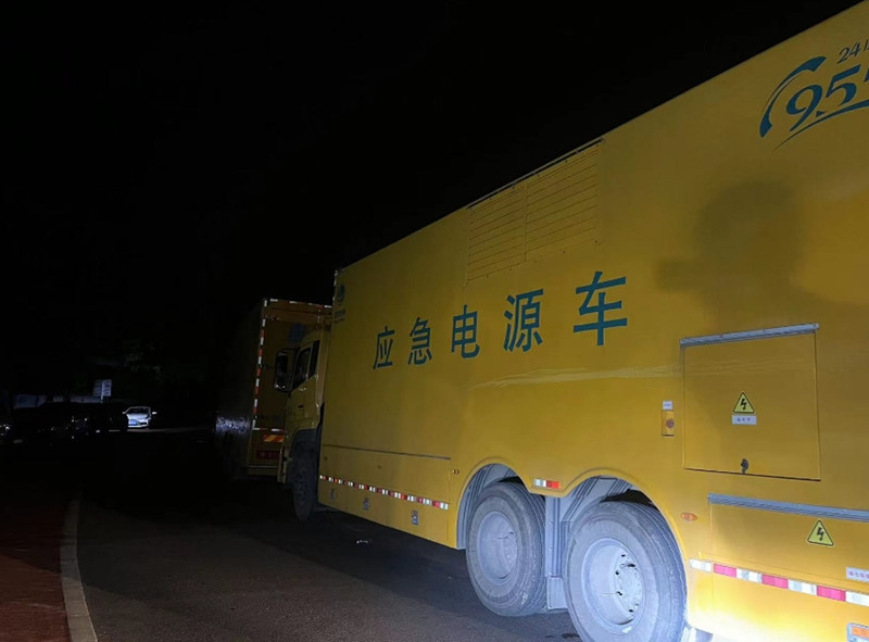 應(yīng)急電源車在現(xiàn)場(chǎng)提供臨時(shí)電源保障。人民網(wǎng)記者 吳超攝