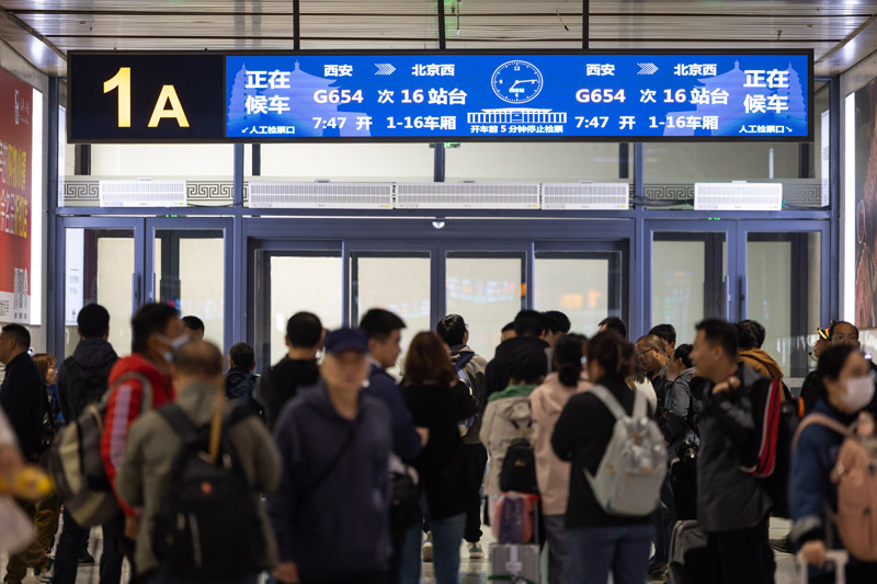 旅客在候車室等候上車。劉翔 攝
