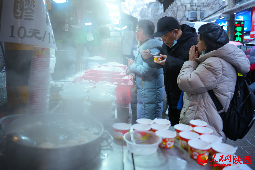 還有什么宣傳比寒冬中的一口香甜軟糯更吸引人呢？人民網(wǎng) 黨童攝
