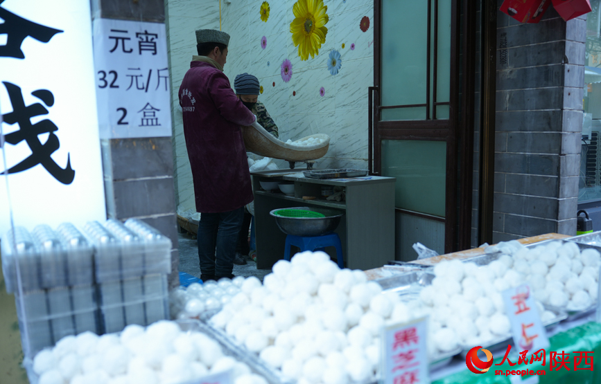前店后廠，小本經(jīng)營(yíng)。人民網(wǎng) 黨童攝