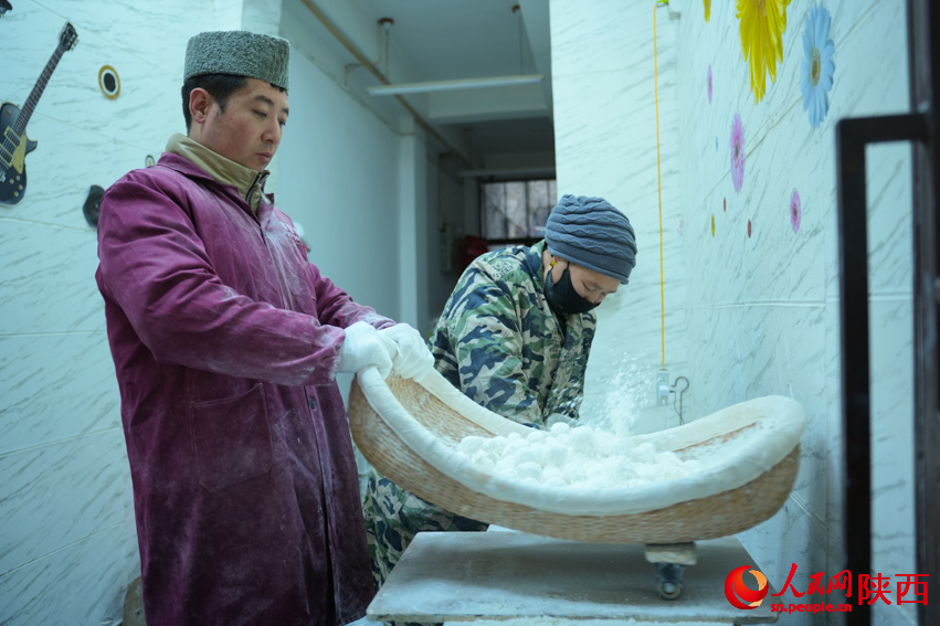 搖元宵的店伙計(jì)。人民網(wǎng) 黨童攝