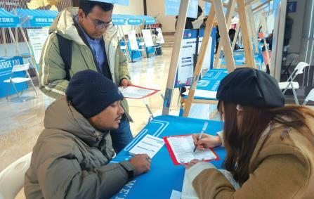 3月1日，在國際人才招聘會上，求職者在現場咨詢崗位信息。