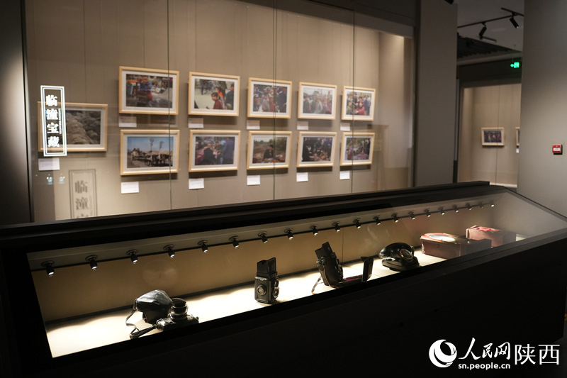 87幅城市老照片5月1日起在西安博物院集中展出。人民網(wǎng)記者 李志強攝