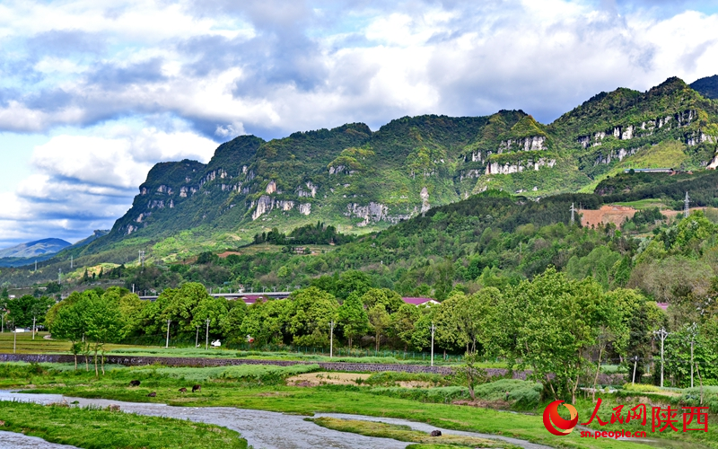 漢江源頭玉帶河畔的九臺山。人民網(wǎng)記者 白鴿攝