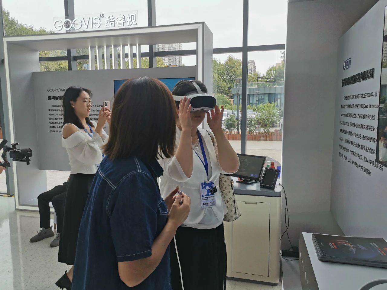 市民在“西安XR產(chǎn)業(yè)軟硬件產(chǎn)品展”上體驗(yàn)“科技觀影”的樂(lè)趣。