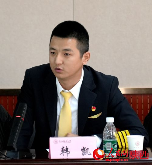 長(zhǎng)安航空飛行部黨員代表韓凱結(jié)合工作經(jīng)歷進(jìn)行分享。人民網(wǎng)記者 白鴿攝