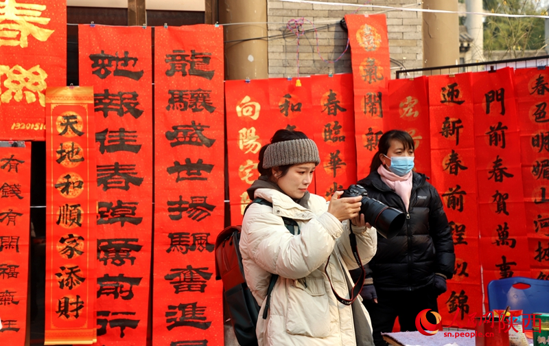 游客駐足拍照。人民網(wǎng)記者孫挺 攝