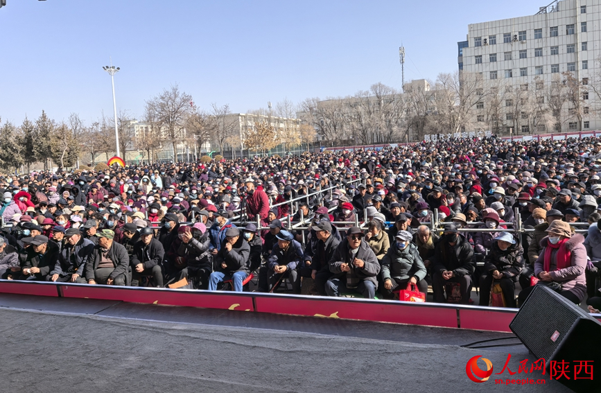 正在等候演出的戲迷。人民網(wǎng) 王麗攝