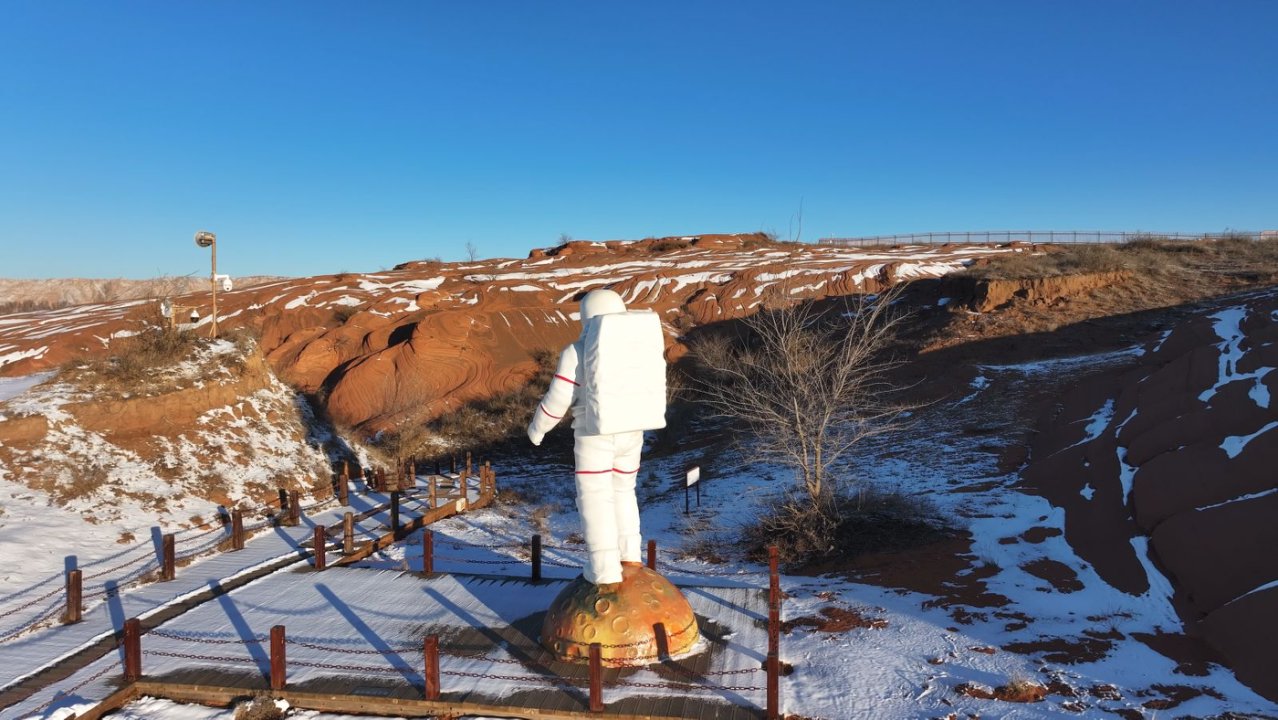 靖邊波浪谷：雪落丹霞 詩畫交融