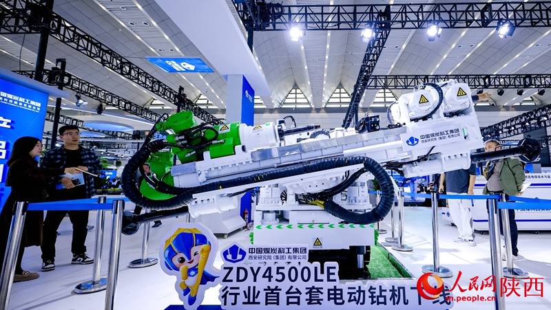 展會(huì)上亮相的行業(yè)首臺(tái)套電動(dòng)鉆機(jī)。人民網(wǎng)記者 鄒星攝