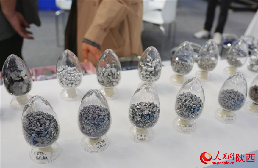 博覽會(huì)上展出的各類原材料。人民網(wǎng)記者 魏鑫攝