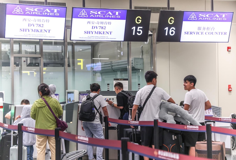 旅客正在辦理值機手續(xù)。陳帥攝