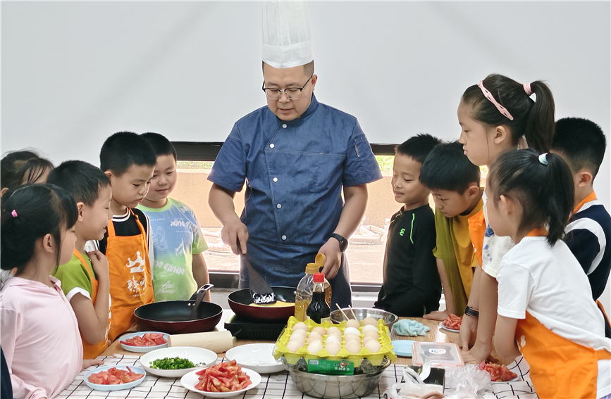 7月20日，西安市雁塔區(qū)杜城街道萬科高新華府社區(qū)的“小廚神”課堂。杜城街道辦供圖