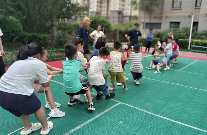 7月7日，西安市雁塔區(qū)漳滸寨街道華洲城領(lǐng)譽社區(qū)暑期公益課堂組織孩子們戶外拔河。漳滸寨街道辦供圖