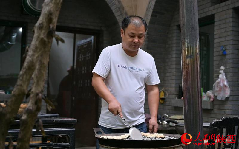 同大爺?shù)膬鹤釉诔粗剖羽x。人民網(wǎng)記者 白鴿攝