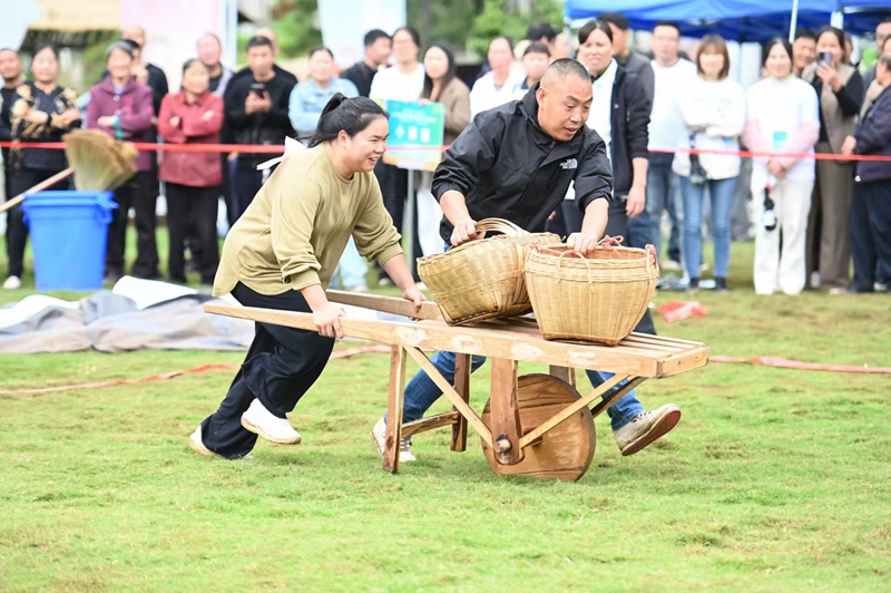 選手正在進行“手推車運山珍”比賽。何嵩攝