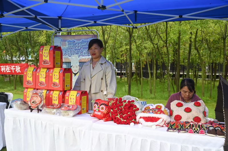 活動現(xiàn)場的農(nóng)特產(chǎn)品展區(qū)。何嵩攝