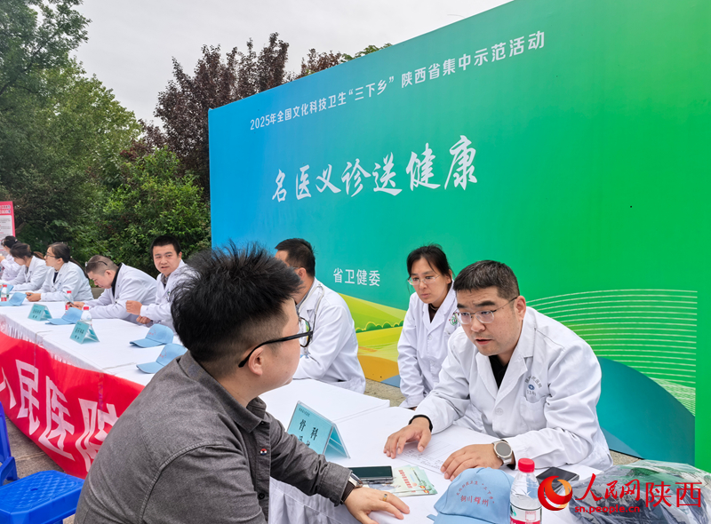 一位醫(yī)生正在進(jìn)行“義診”。人民網(wǎng) 王麗攝