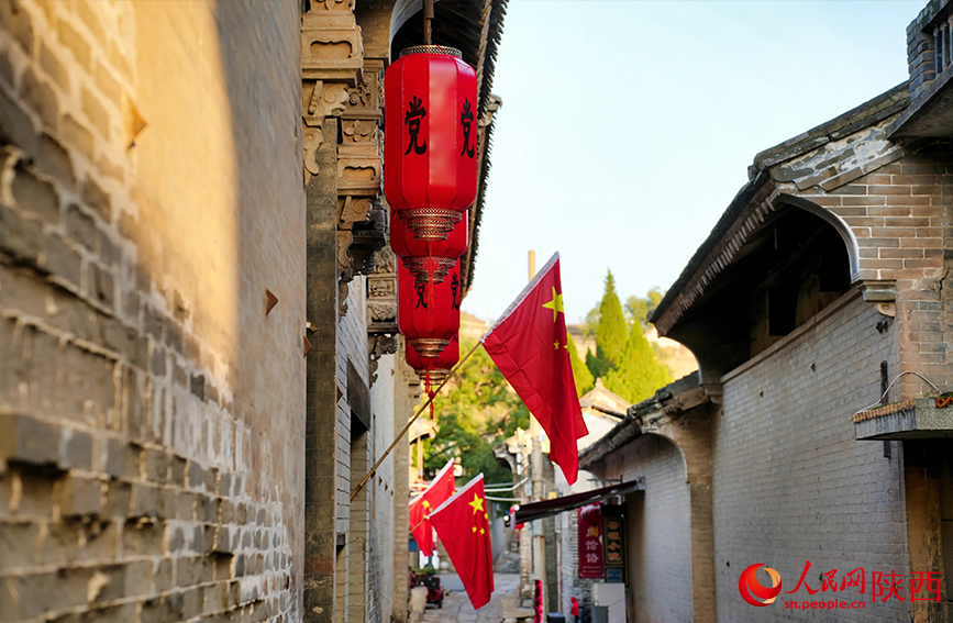 臨近國慶節(jié)，黨家村內(nèi)家家戶戶掛著國旗迎國慶。人民網(wǎng)記者 孫挺攝