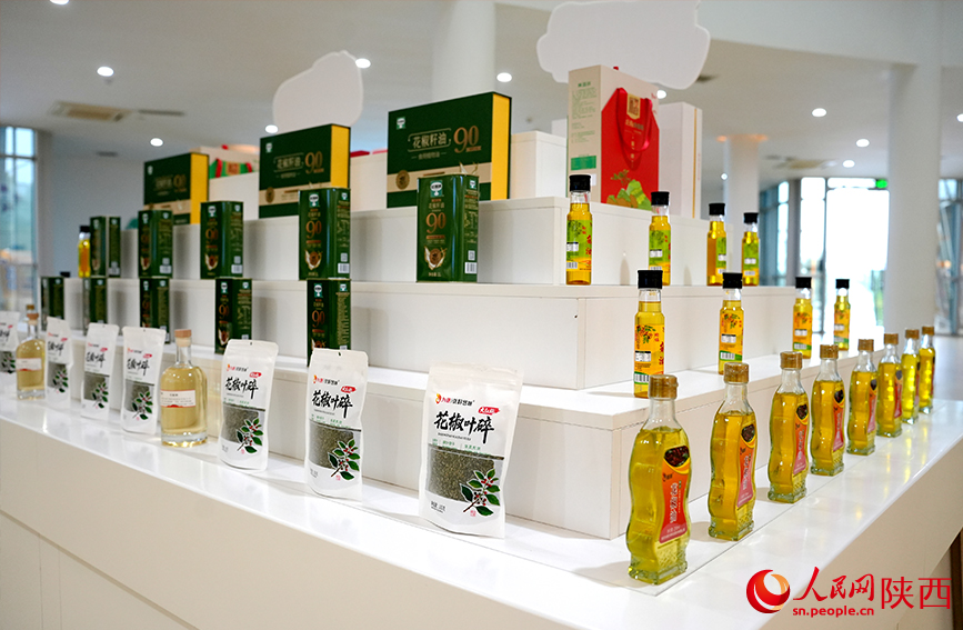 陜西為康生物科技股份有限公司展廳內(nèi)的花椒產(chǎn)品。人民網(wǎng)記者 孫挺攝