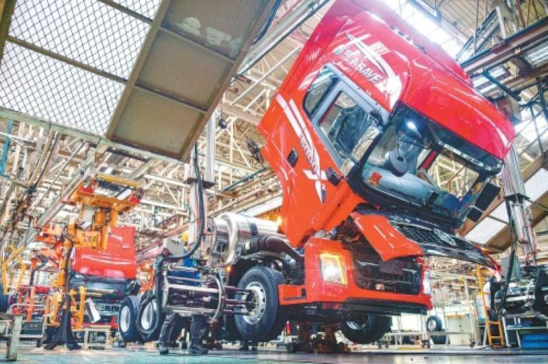 陜西汽車控股集團(tuán)有限公司總裝廠重卡生產(chǎn)線。