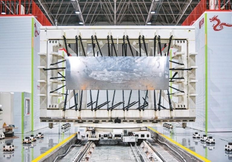 在西安三角防務(wù)股份有限公司智能化車間里，正在加工的國產(chǎn)大飛機(jī)蒙皮。