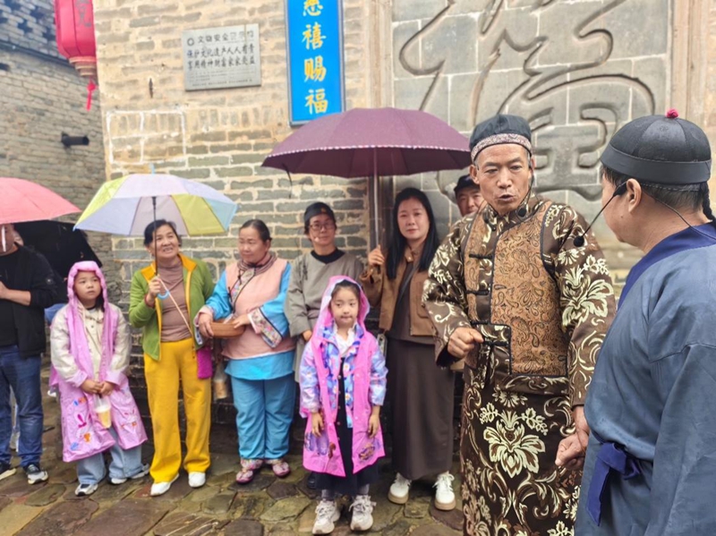 沉浸式情景劇《西哨門(mén)》與游客見(jiàn)面。受訪者供圖