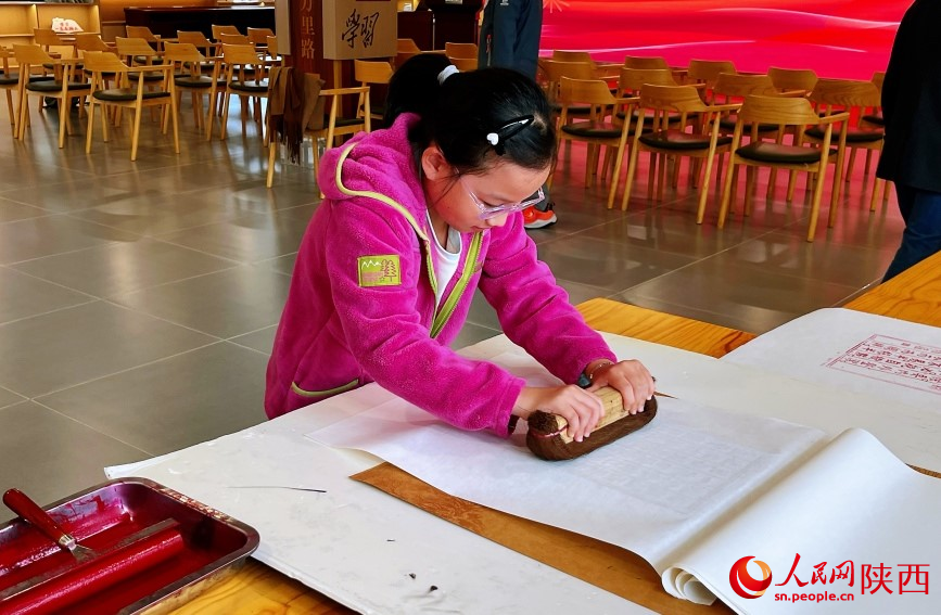 小朋友在體驗(yàn)雕版印刷。人民網(wǎng)記者 魏鑫攝