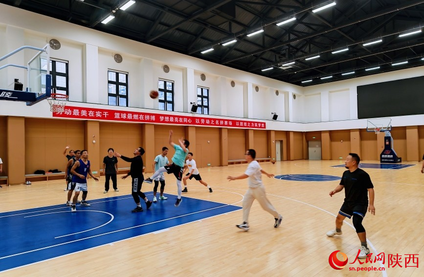 籃球比賽現(xiàn)場(chǎng)。人民網(wǎng)記者 魏鑫攝