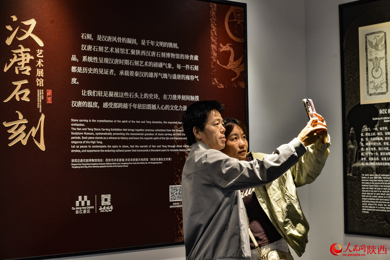 游客在69號(hào)敵樓漢唐石刻藝術(shù)展館內(nèi)拍照留念。人民網(wǎng)記者 白鴿攝