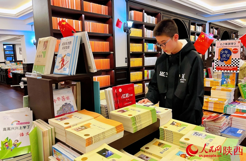 一名少年在挑選書籍。人民網(wǎng)記者 魏鑫攝
