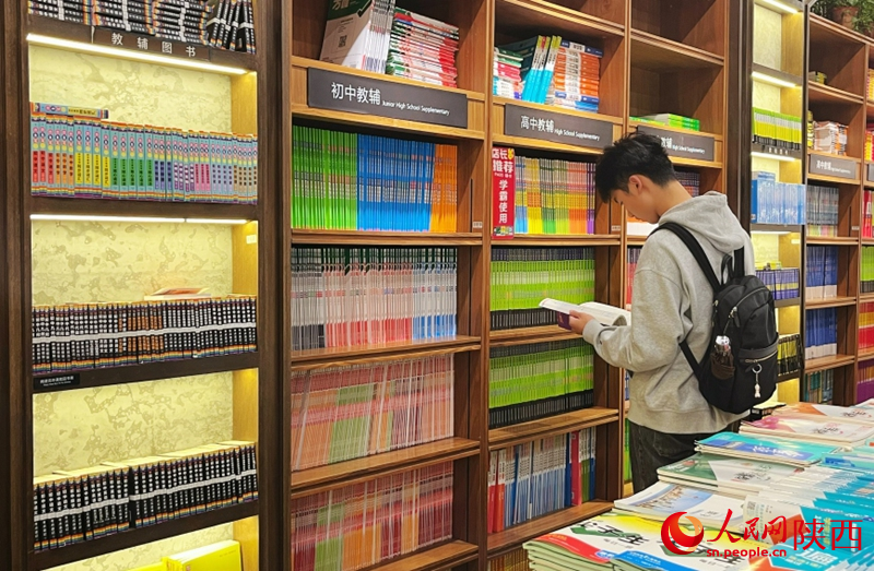 一名少年在挑選書籍。人民網(wǎng)記者 魏鑫攝