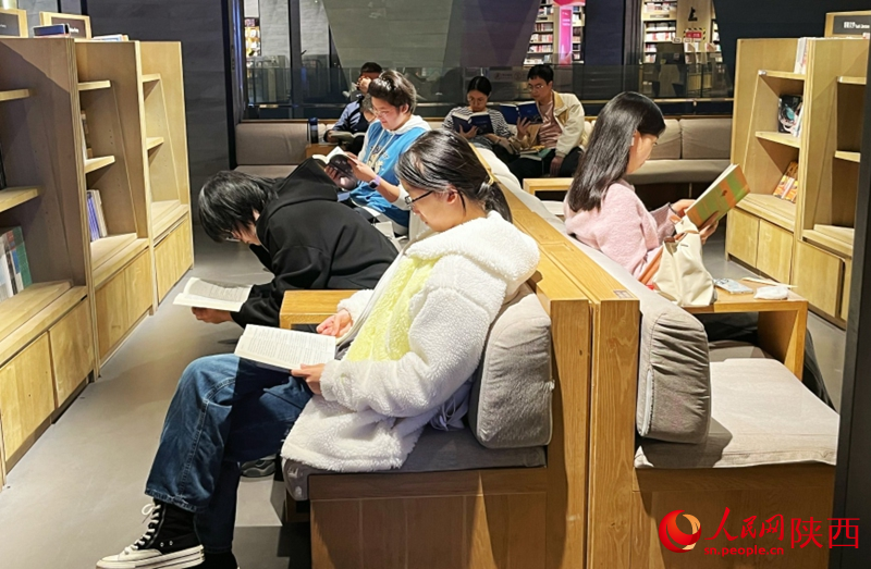 市民在書城閱讀。人民網(wǎng)記者 魏鑫攝