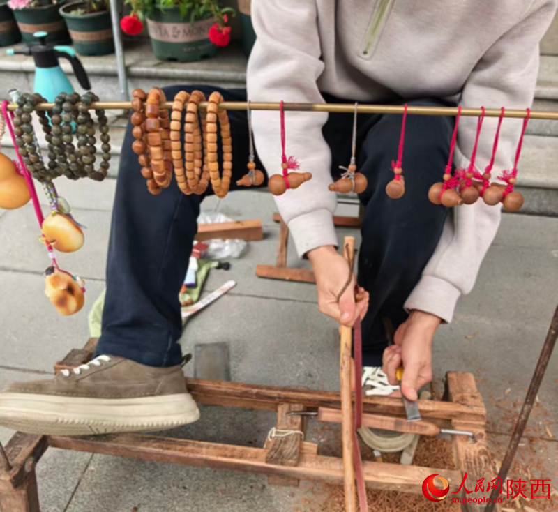 王小彬正在雕刻小葫蘆。人民網(wǎng) 王麗攝