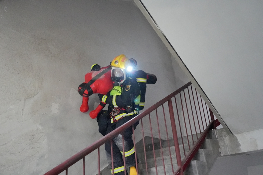 第五屆“火焰藍”職業(yè)技能大賽暨實戰(zhàn)化比武競賽“樓層攻堅”項目。陜西省消防救援總隊供圖