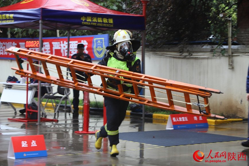 第五屆“火焰藍(lán)”職業(yè)技能大賽暨實戰(zhàn)化比武競賽“樓層攻堅”項目。人民網(wǎng)記者 鄒星攝