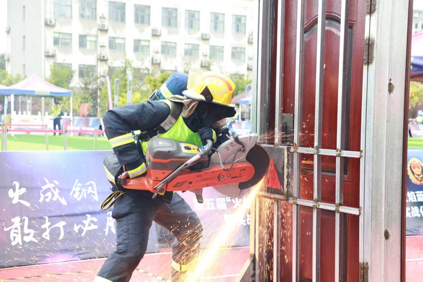 第五屆“火焰藍”職業(yè)技能大賽暨實戰(zhàn)化比武競賽“全能工匠”項目。陜西省消防救援總隊供圖