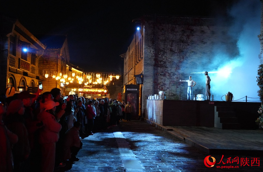 10月15日晚，大型紅色沉浸式歌舞劇《延安十三年》演出現(xiàn)場。人民網(wǎng)記者 鄒星攝