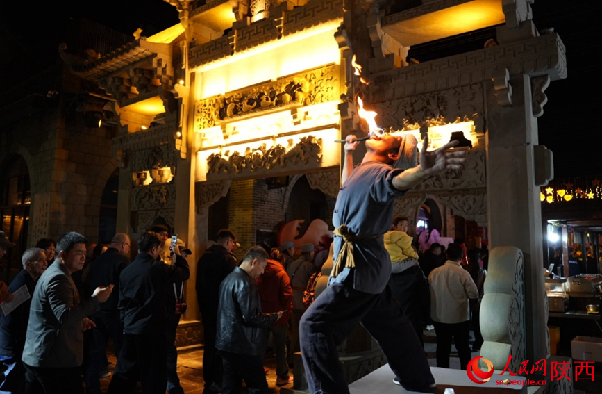 10月15日晚，大型紅色沉浸式歌舞劇《延安十三年》演出現(xiàn)場。人民網(wǎng)記者 鄒星攝