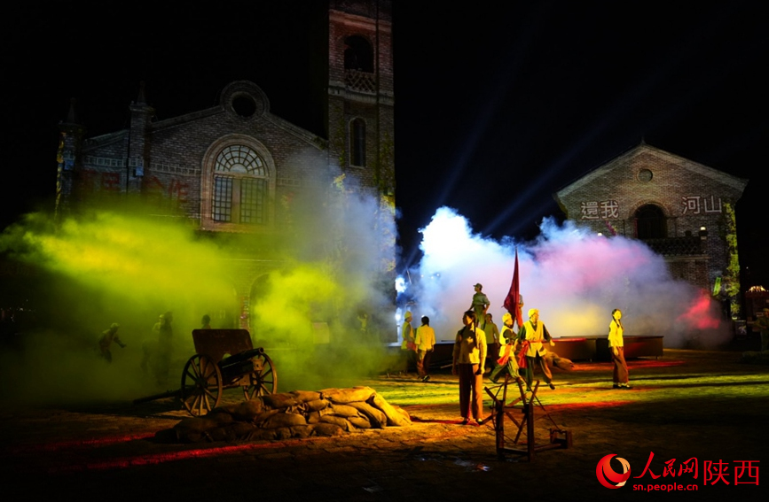 10月15日晚，大型紅色沉浸式歌舞劇《延安十三年》演出現(xiàn)場(chǎng)。人民網(wǎng)記者 鄒星攝