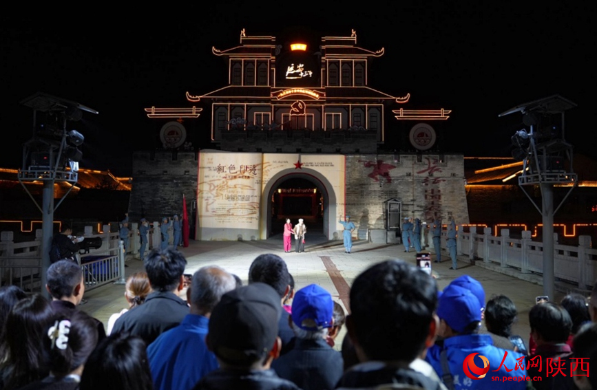 10月15日晚，大型紅色沉浸式歌舞劇《延安十三年》演出現(xiàn)場(chǎng)。人民網(wǎng)記者 鄒星攝