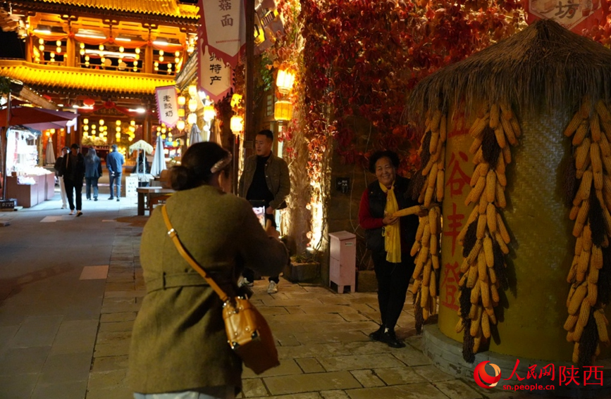 10月15日晚，金延安旅游度假區(qū)內(nèi)，市民游客正在打卡拍照。人民網(wǎng)記者 鄒星攝